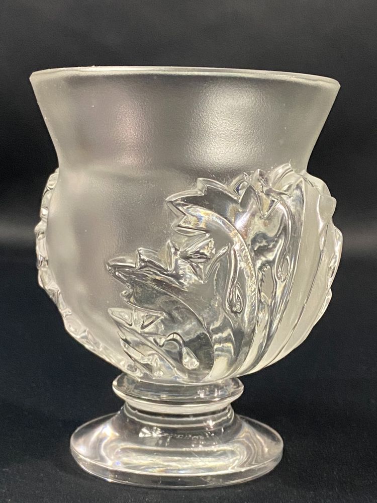 Vase on pedestal with foliage decoration signed LALIQUE Saint-Cloud possible pair