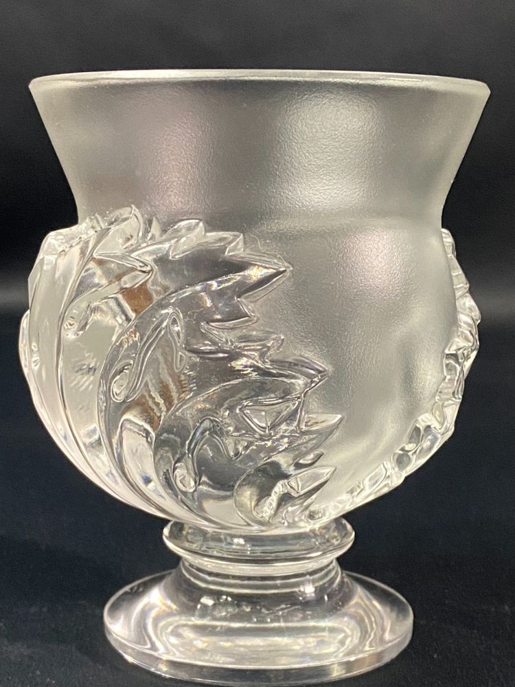 Vase on pedestal with foliage decoration signed LALIQUE Saint-Cloud possible pair