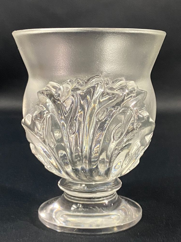 Vase on pedestal with foliage decoration signed LALIQUE Saint-Cloud possible pair