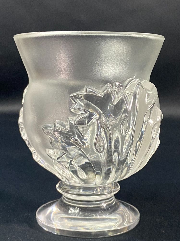 Vase on pedestal with foliage decoration signed LALIQUE Saint-Cloud possible pair