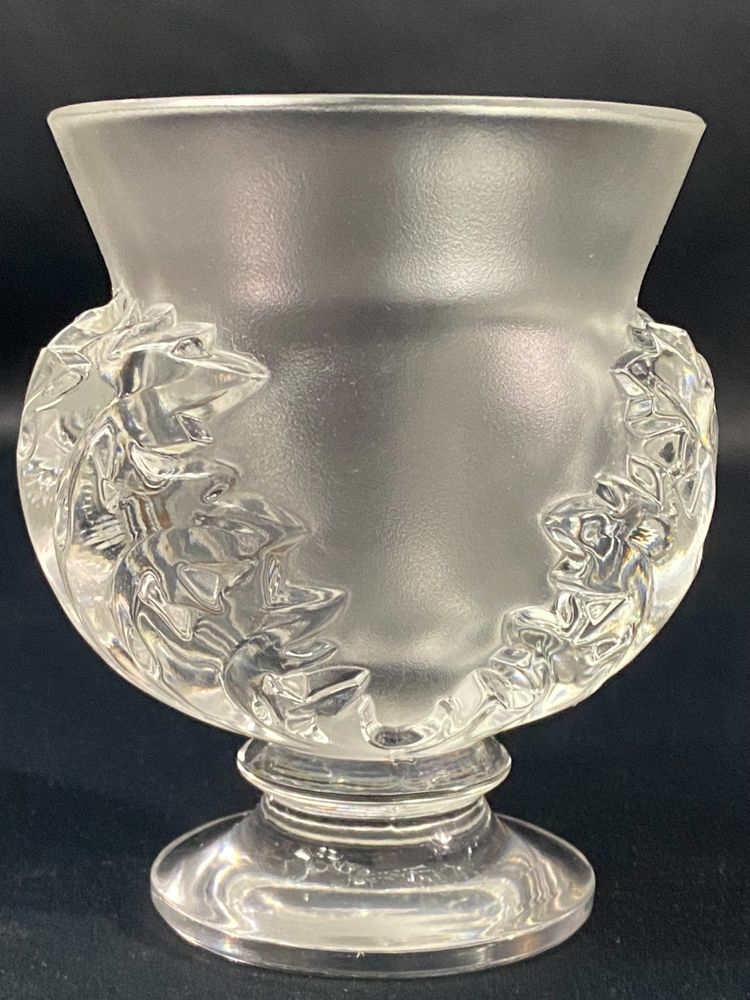 Vase on pedestal with foliage decoration signed LALIQUE Saint-Cloud possible pair