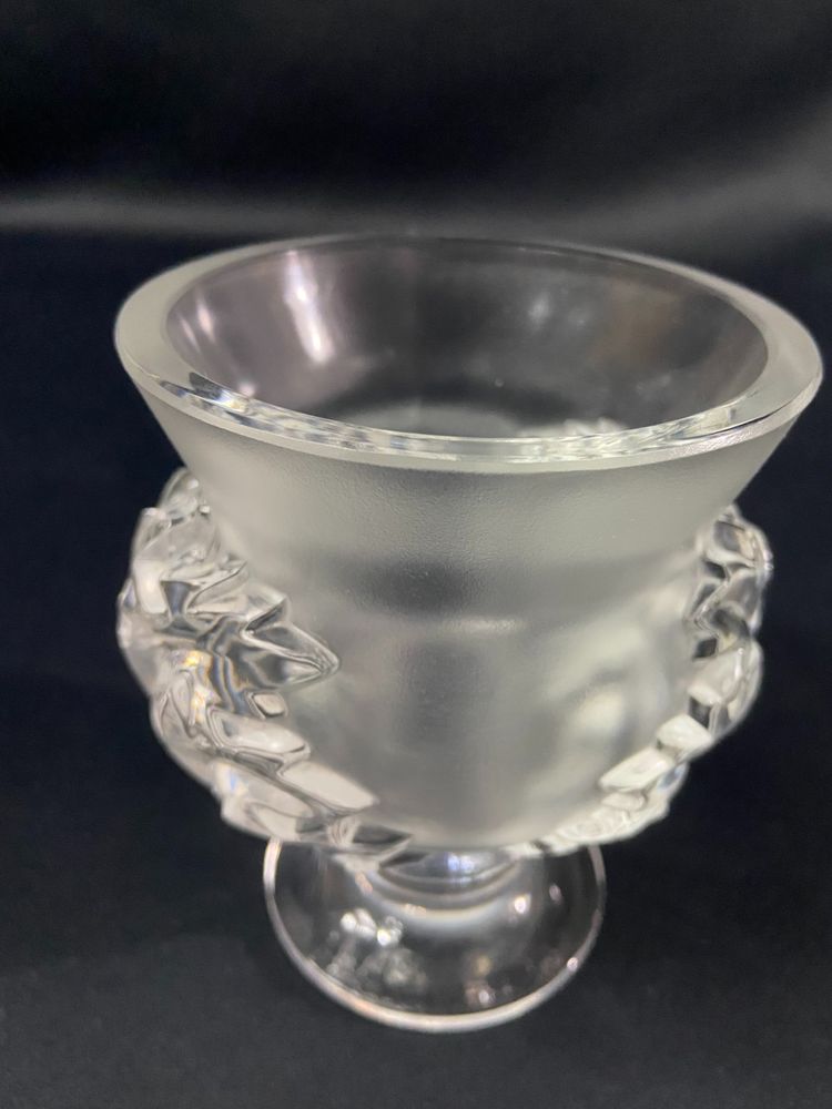 Vase on pedestal with foliage decoration signed LALIQUE Saint-Cloud possible pair