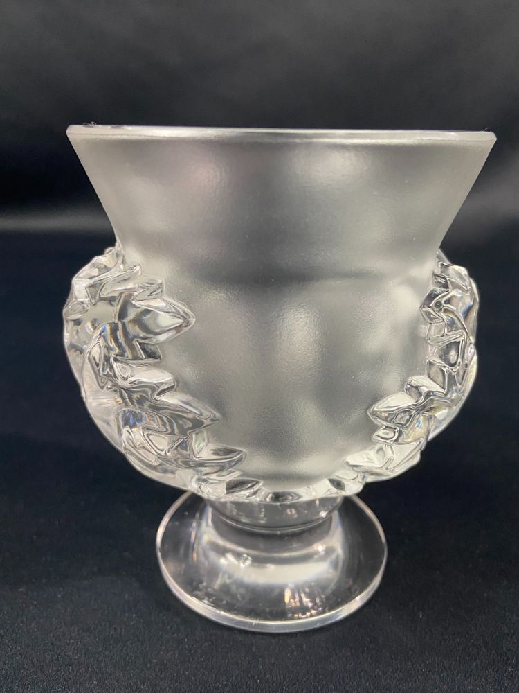 Vase on pedestal with foliage decoration signed LALIQUE Saint-Cloud possible pair