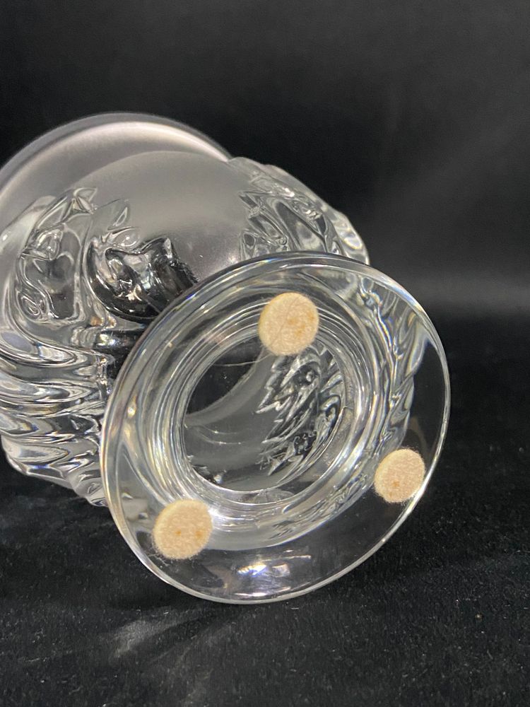 Vase on pedestal with foliage decoration signed LALIQUE Saint-Cloud possible pair