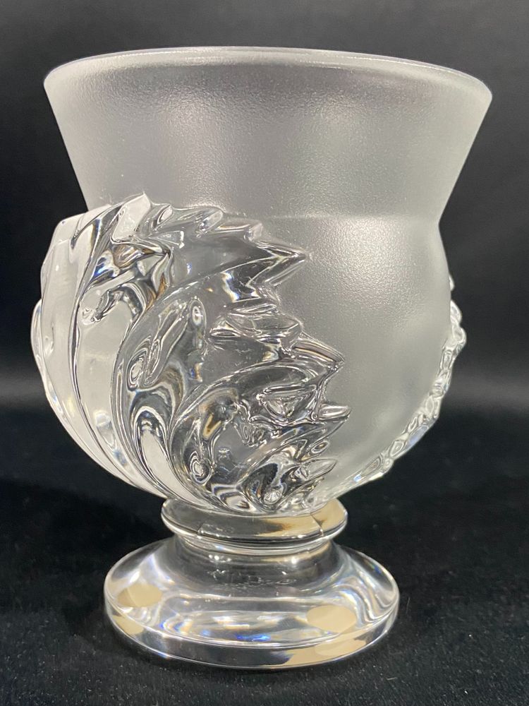 Vase on pedestal with foliage decoration signed LALIQUE Saint-Cloud possible pair