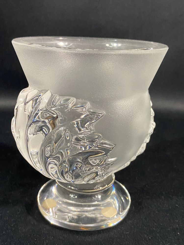 Vase on pedestal with foliage decoration signed LALIQUE Saint-Cloud possible pair