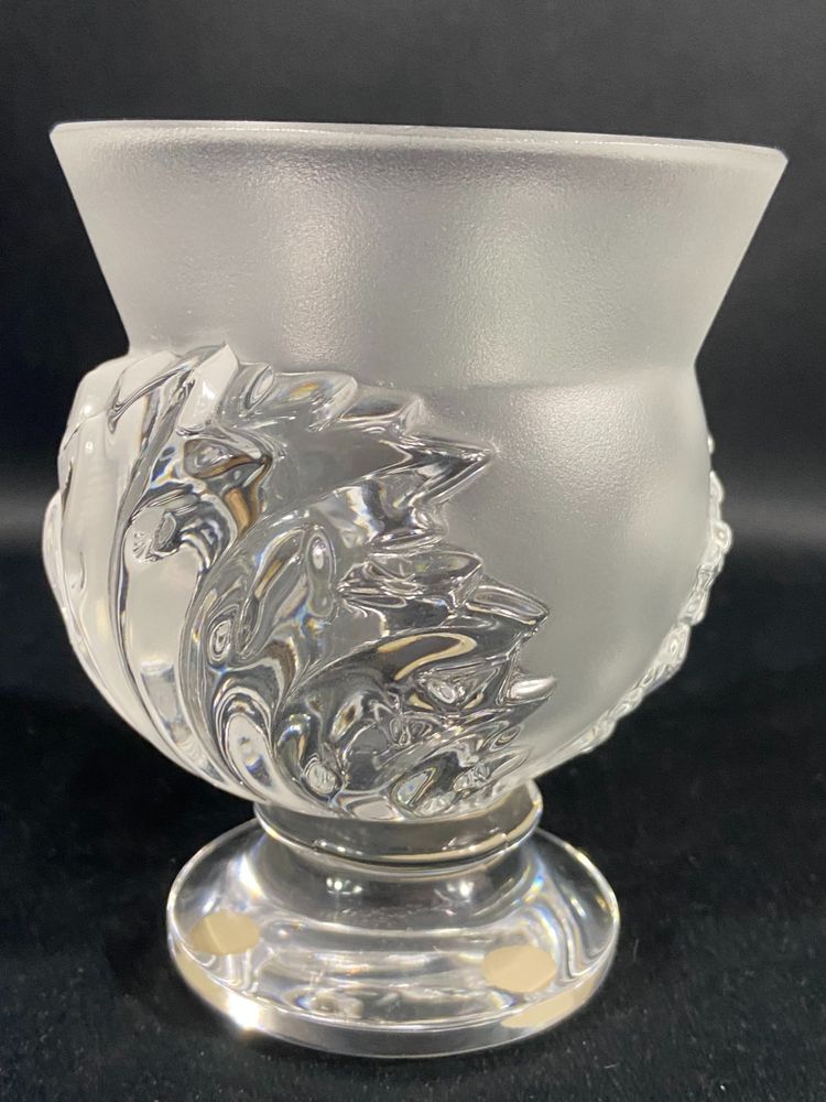 Vase on pedestal with foliage decoration signed LALIQUE Saint-Cloud possible pair