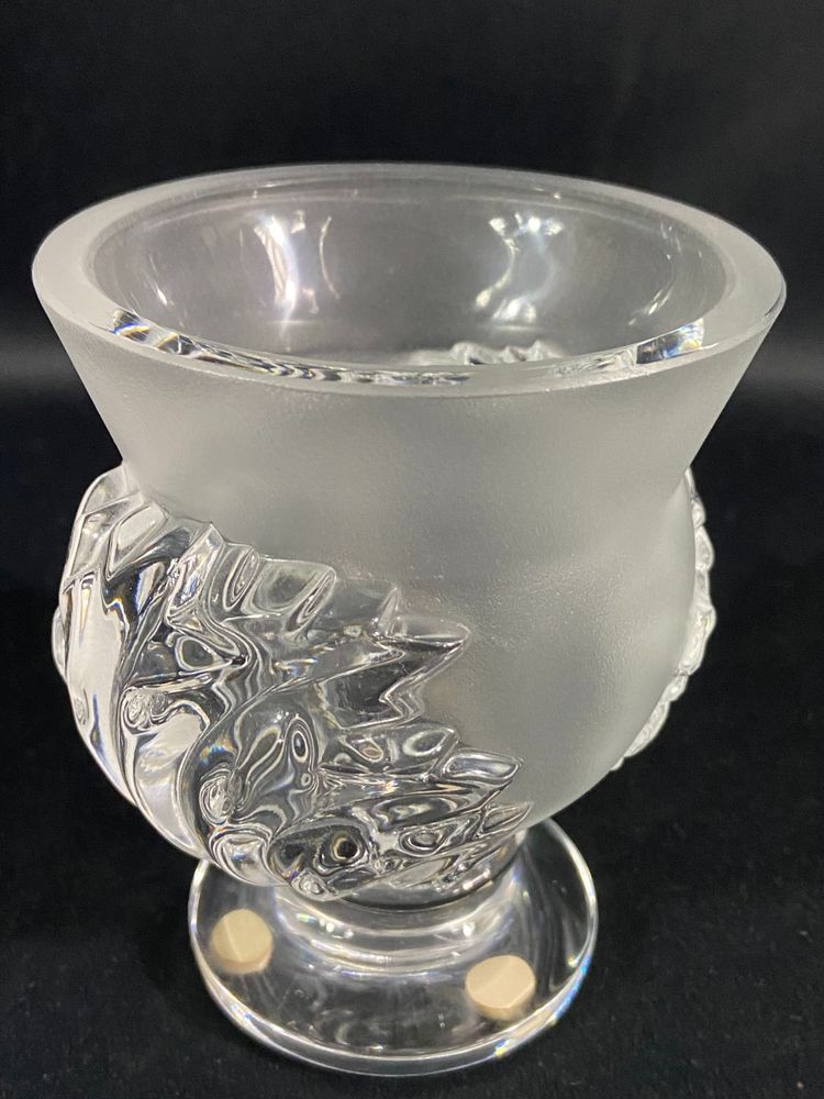 Vase on pedestal with foliage decoration signed LALIQUE Saint-Cloud possible pair