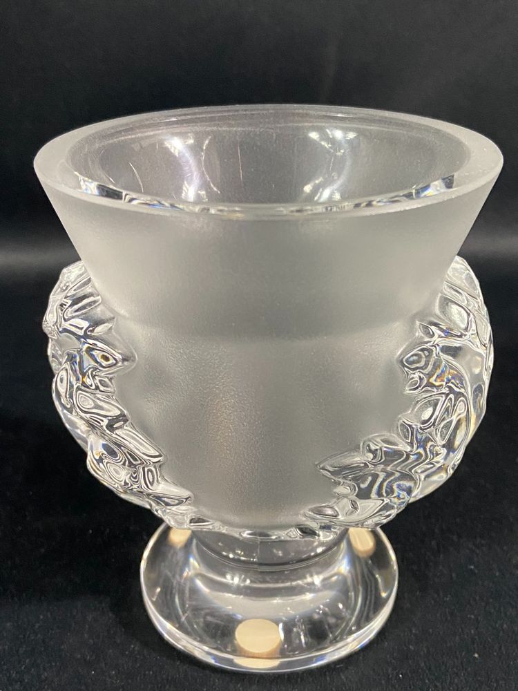 Vase on pedestal with foliage decoration signed LALIQUE Saint-Cloud possible pair
