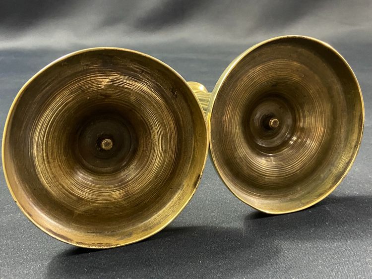 Coppia di candelieri del XIX secolo in bronzo dorato cesellato con fusto scanalato Restauro