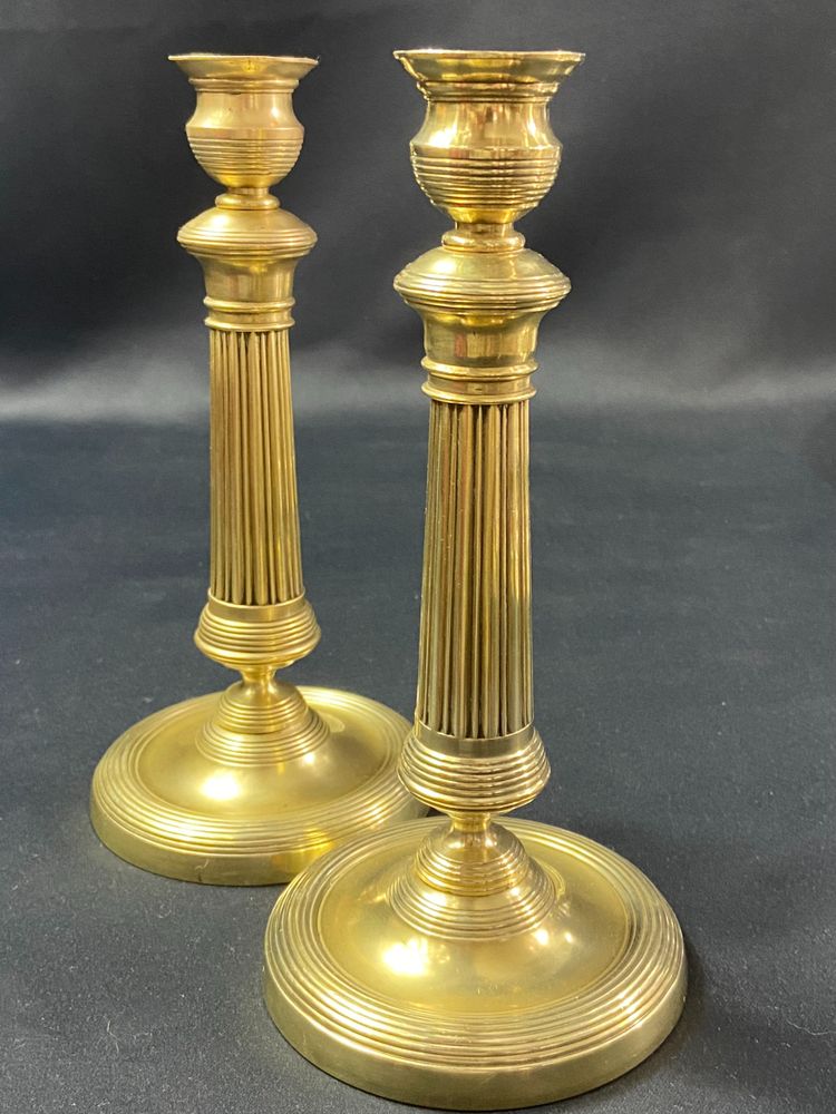 Coppia di candelieri del XIX secolo in bronzo dorato cesellato con fusto scanalato Restauro