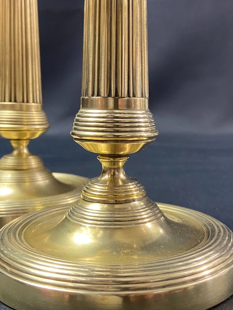 Coppia di candelieri del XIX secolo in bronzo dorato cesellato con fusto scanalato Restauro