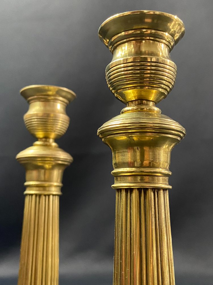 Coppia di candelieri del XIX secolo in bronzo dorato cesellato con fusto scanalato Restauro