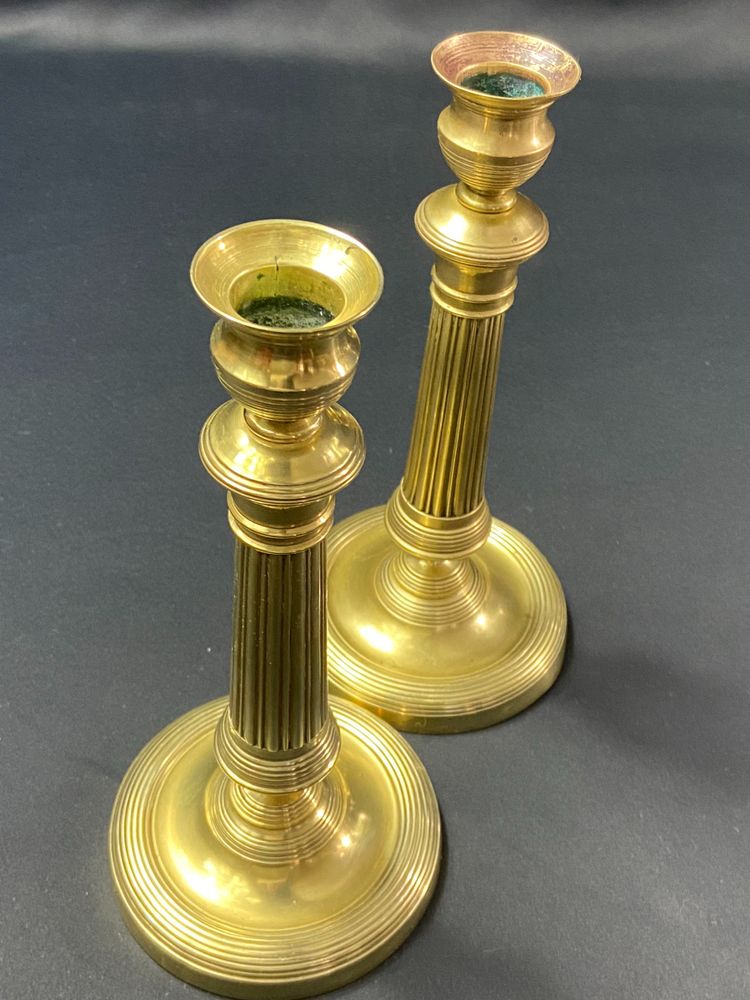 Coppia di candelieri del XIX secolo in bronzo dorato cesellato con fusto scanalato Restauro