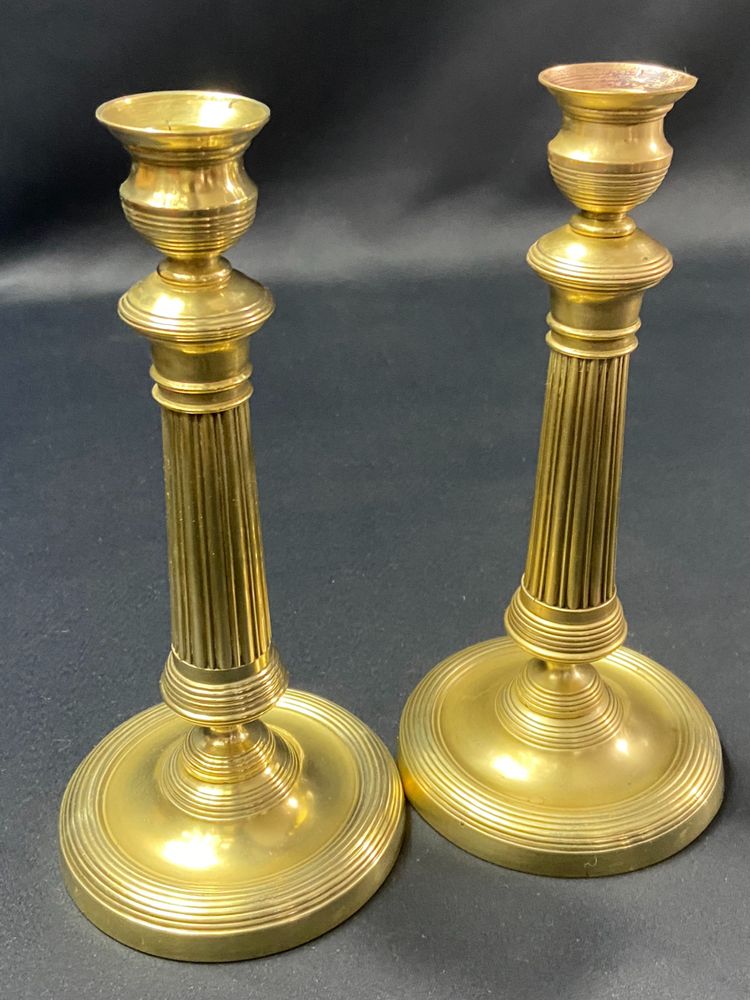 Coppia di candelieri del XIX secolo in bronzo dorato cesellato con fusto scanalato Restauro