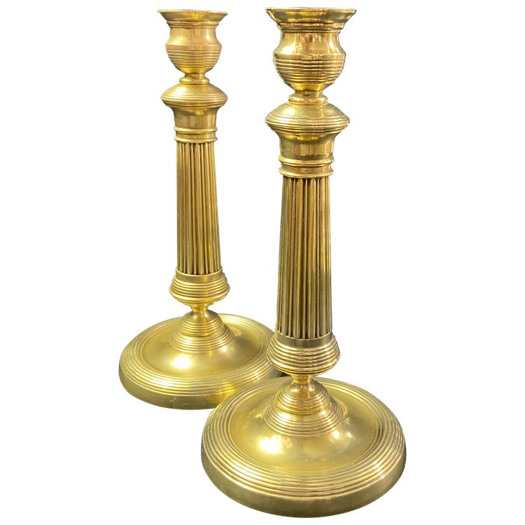 Coppia di candelieri del XIX secolo in bronzo dorato cesellato con fusto scanalato Restauro