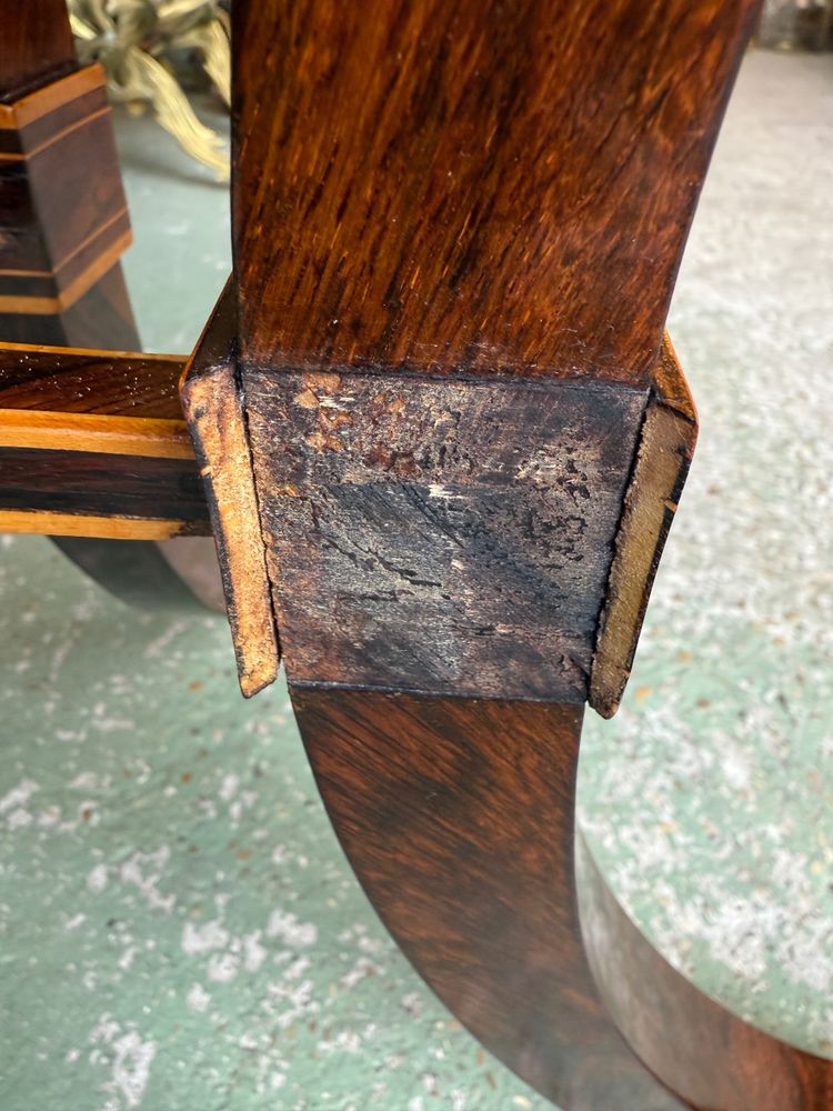 Tavolo con piedistallo d'epoca Carlo X in palissandro e intarsio di legno chiaro