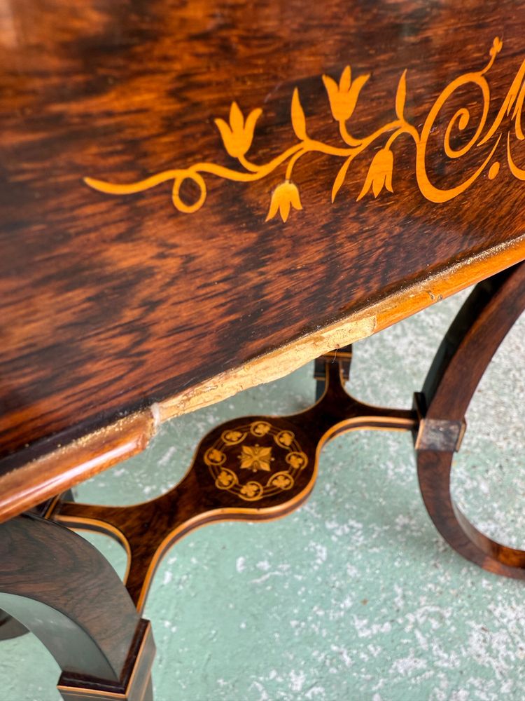 Tavolo con piedistallo d'epoca Carlo X in palissandro e intarsio di legno chiaro