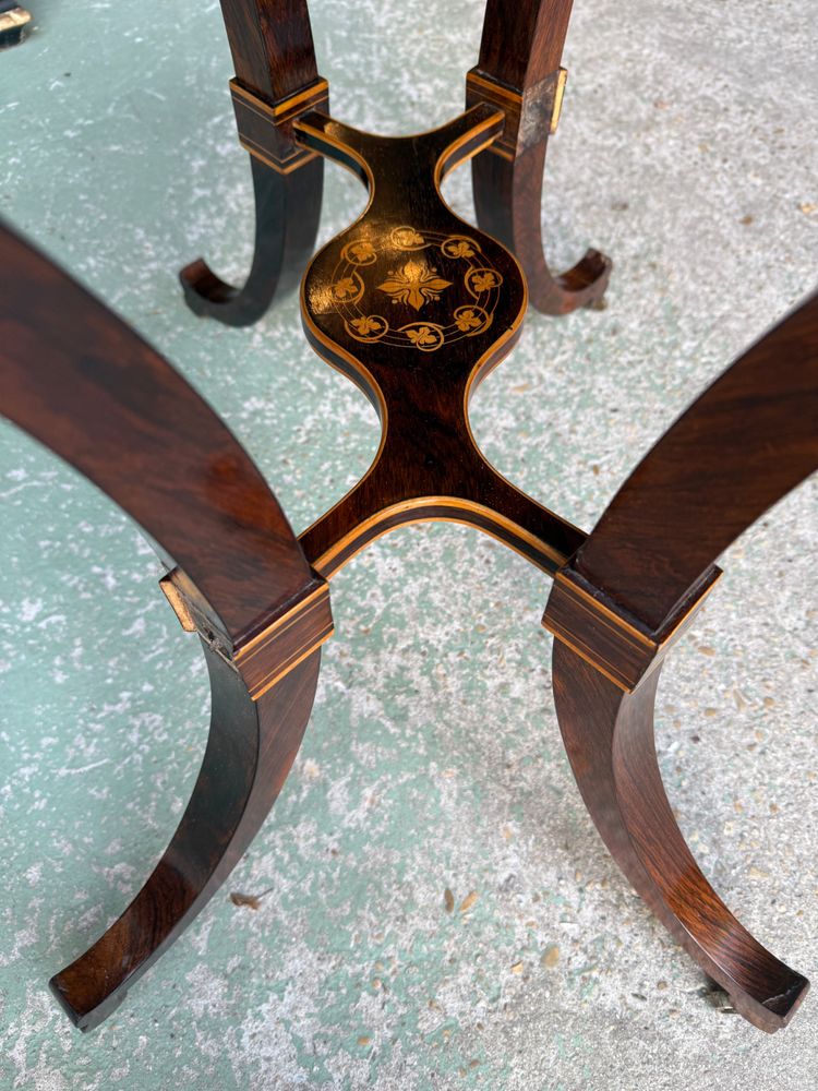 Tavolo con piedistallo d'epoca Carlo X in palissandro e intarsio di legno chiaro