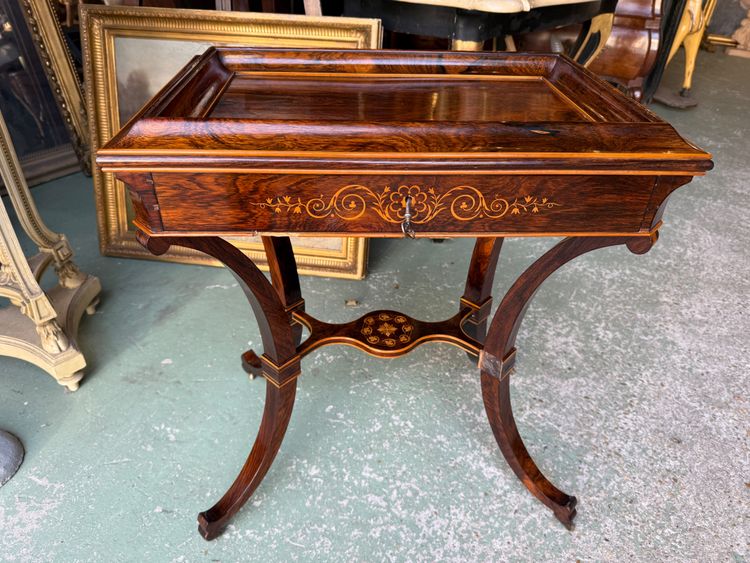 Tavolo con piedistallo d'epoca Carlo X in palissandro e intarsio di legno chiaro