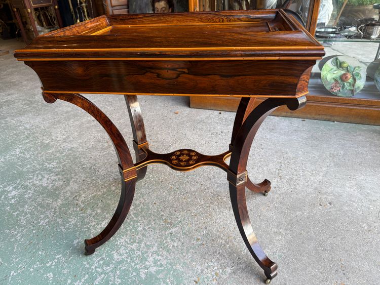 Tavolo con piedistallo d'epoca Carlo X in palissandro e intarsio di legno chiaro