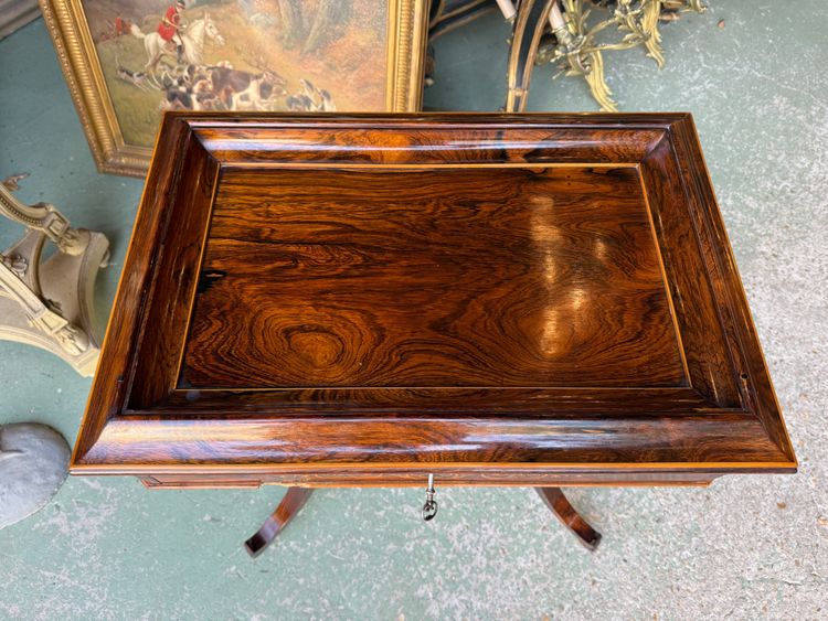 Tavolo con piedistallo d'epoca Carlo X in palissandro e intarsio di legno chiaro