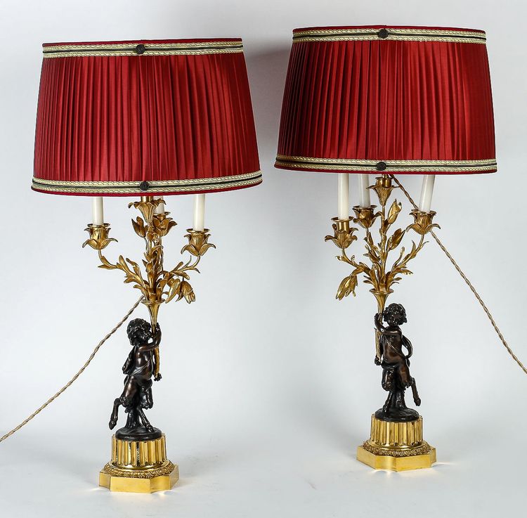 Paire de candélabres de style Louis XVI en bronze à décor de Faunes, montés en lampes