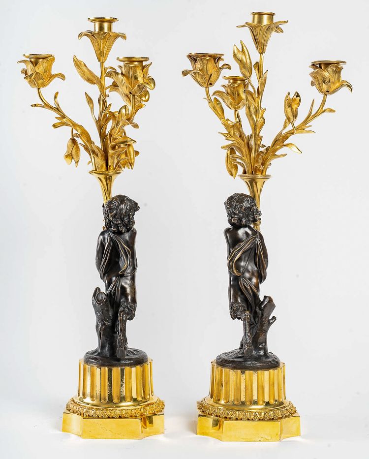 Paire de candélabres de style Louis XVI en bronze à décor de Faunes, montés en lampes