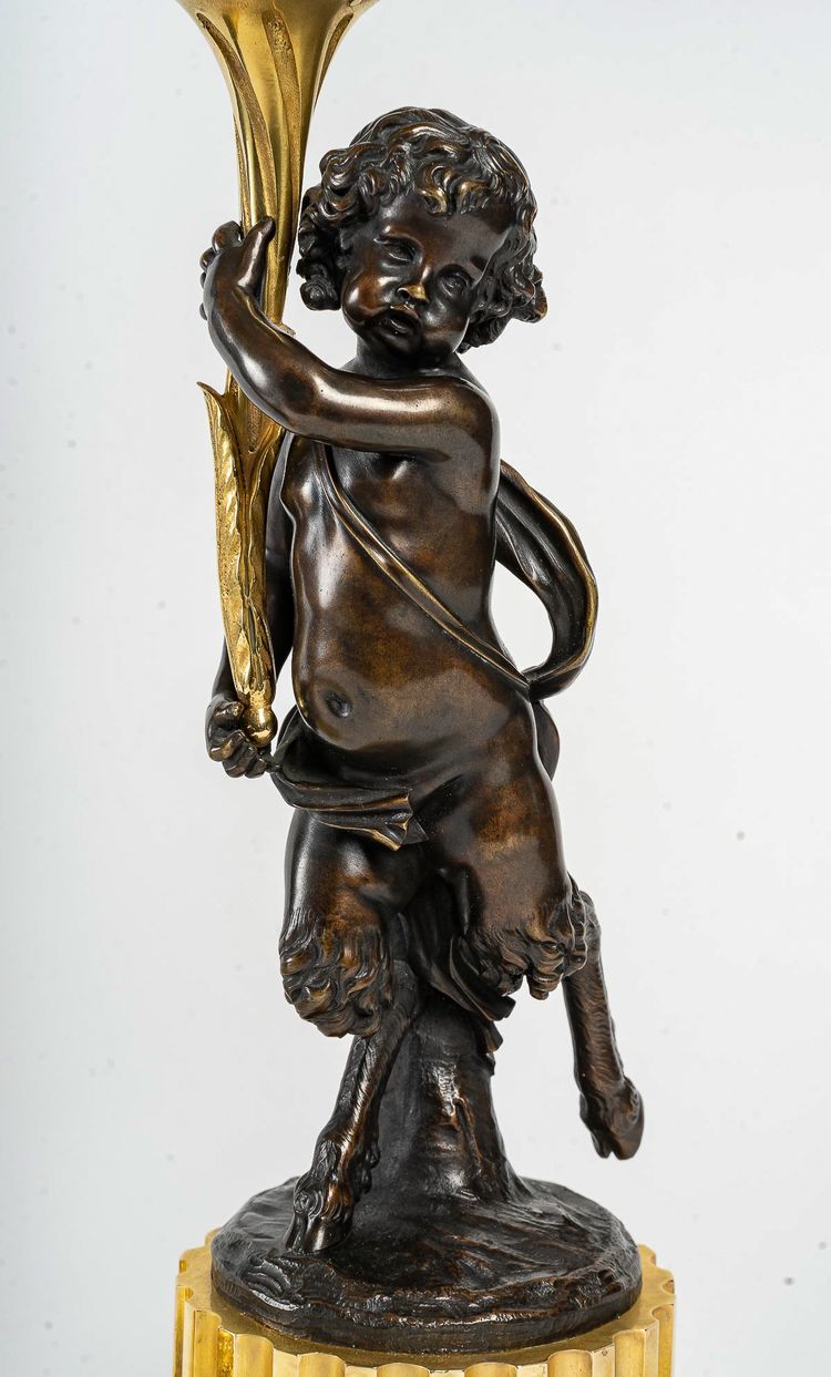 Paire de candélabres de style Louis XVI en bronze à décor de Faunes, montés en lampes
