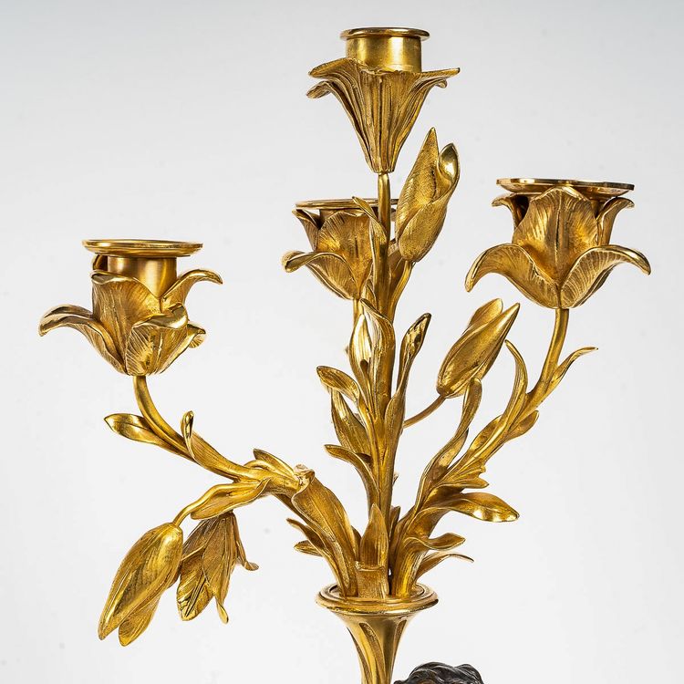 Paire de candélabres de style Louis XVI en bronze à décor de Faunes, montés en lampes