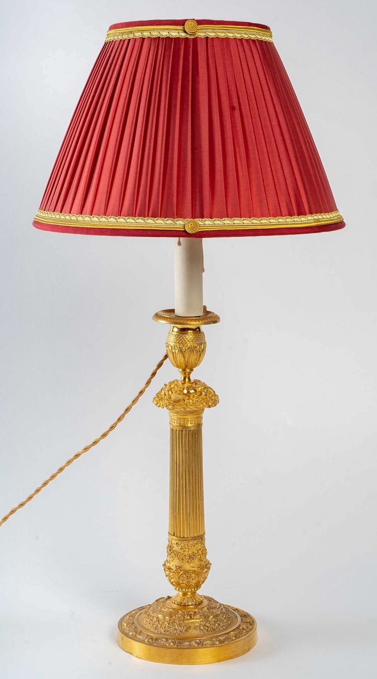 Paire de Flambeaux d’Époque Restauration en Bronze Finement Ciselé et Doré Montés en Lampes