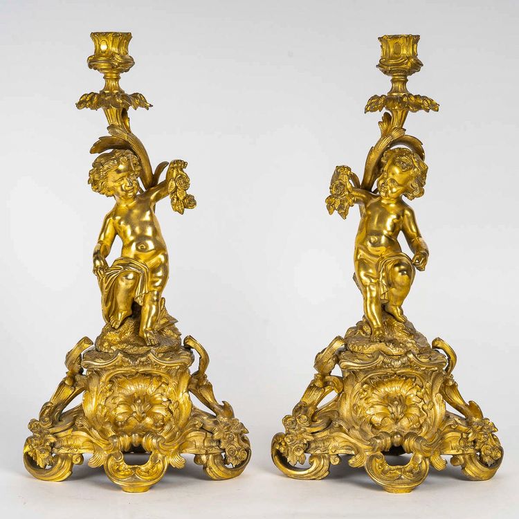 Coppia di candelieri d'epoca napoleonica III con decoro di Putti in ormolu, montati in lampada