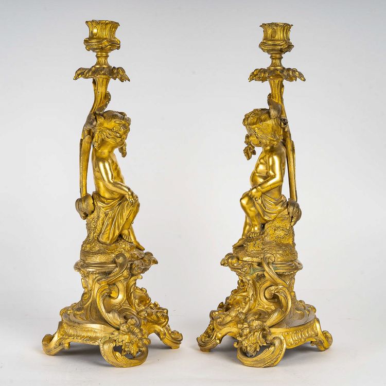 Coppia di candelieri d'epoca napoleonica III con decoro di Putti in ormolu, montati in lampada