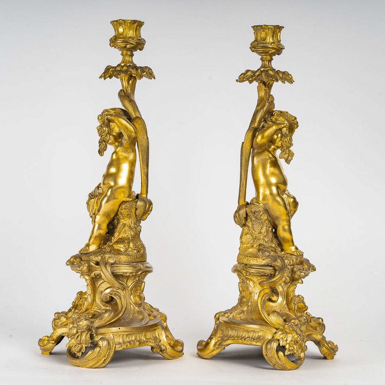 Coppia di candelieri d'epoca napoleonica III con decoro di Putti in ormolu, montati in lampada