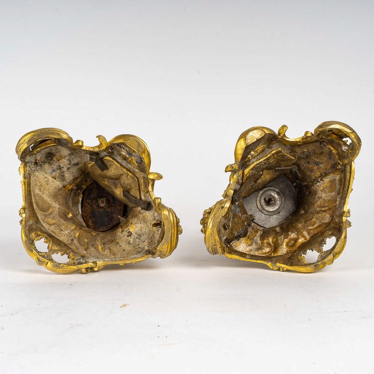 Coppia di candelieri d'epoca napoleonica III con decoro di Putti in ormolu, montati in lampada