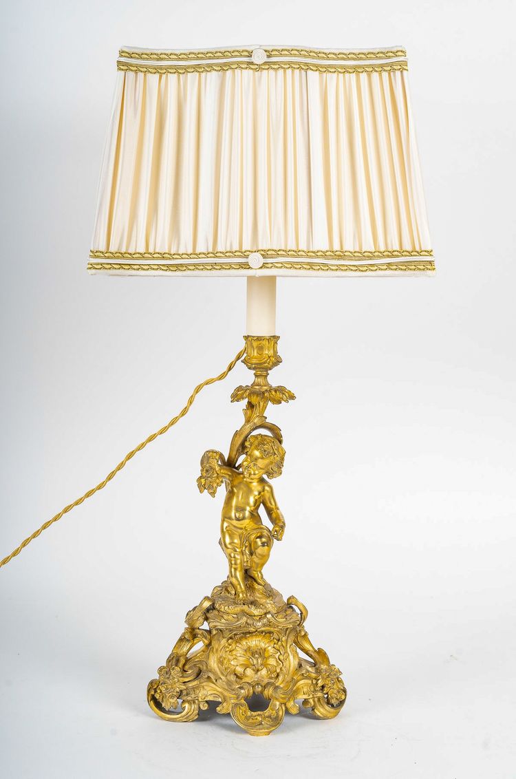 Coppia di candelieri d'epoca napoleonica III con decoro di Putti in ormolu, montati in lampada
