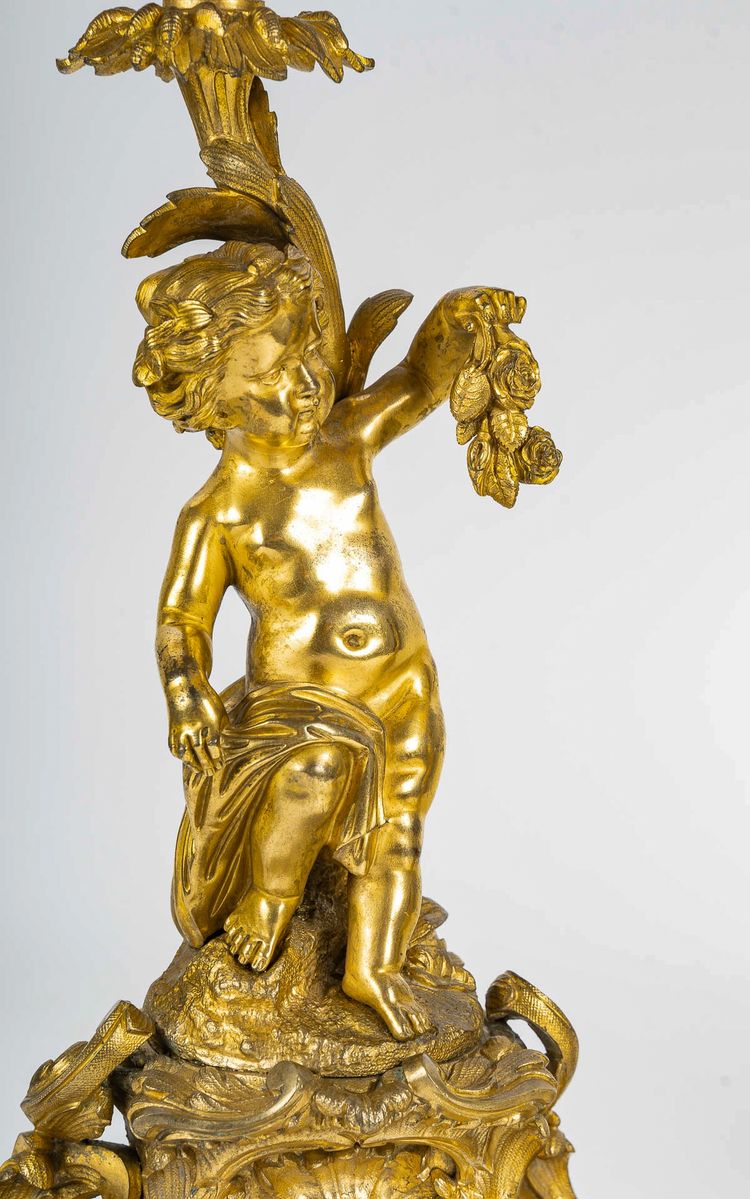 Coppia di candelieri d'epoca napoleonica III con decoro di Putti in ormolu, montati in lampada