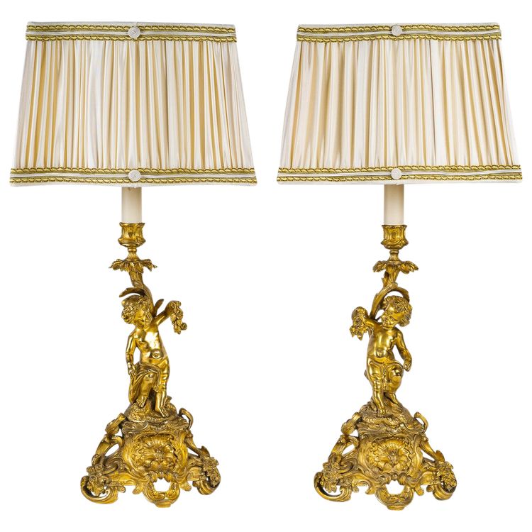 Coppia di candelieri d'epoca napoleonica III con decoro di Putti in ormolu, montati in lampada