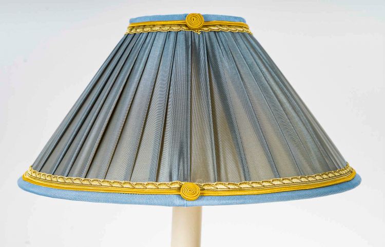 Paire de flambeaux d’époque Restauration en bronze ciselé et doré montés en lampes vers 1830