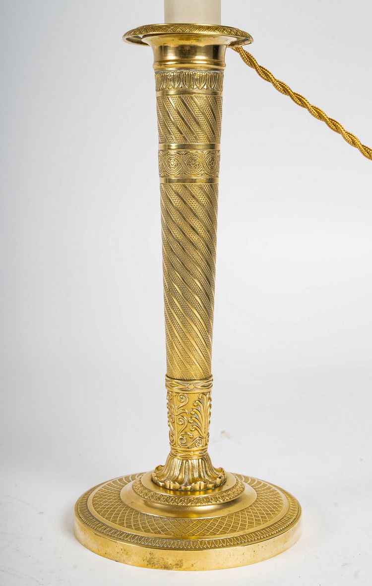 Paire de flambeaux d’époque Restauration en bronze ciselé et doré montés en lampes vers 1830
