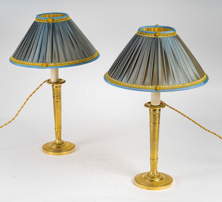 Paire de flambeaux d’époque Restauration en bronze ciselé et doré montés en lampes vers 1830