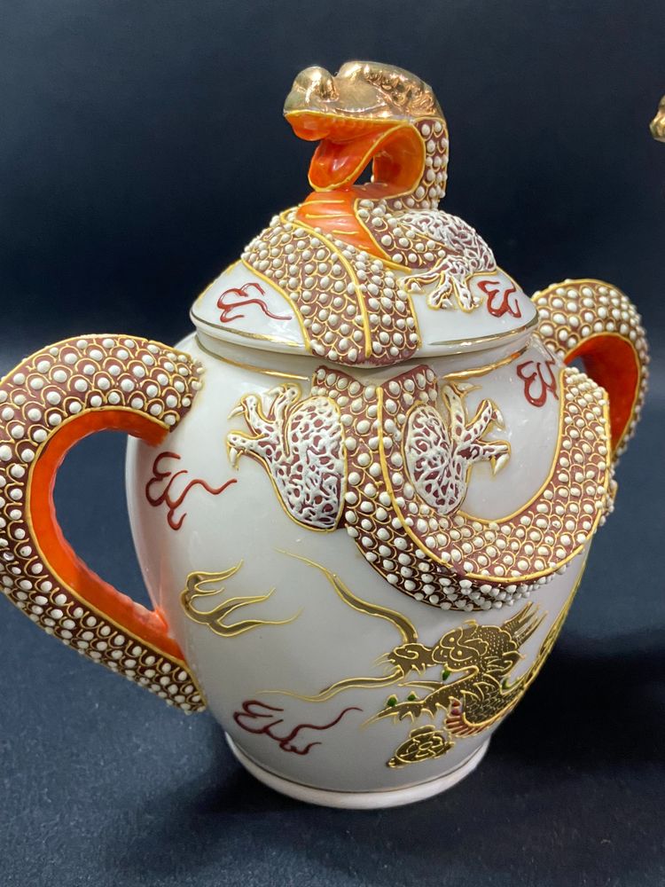Servizio da tè in porcellana giapponese Satsuma con decorazione di draghi e geishe in litofane