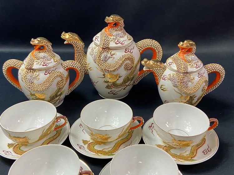 Servizio da tè in porcellana giapponese Satsuma con decorazione di draghi e geishe in litofane