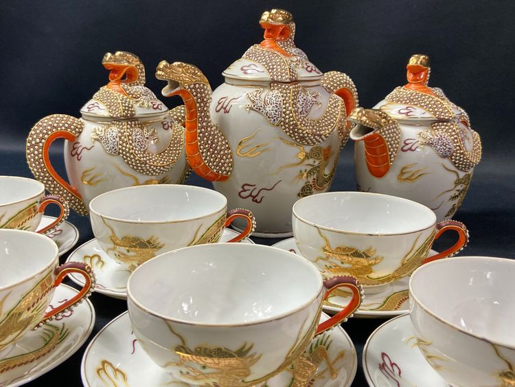 Servizio da tè in porcellana giapponese Satsuma con decorazione di draghi e geishe in litofane