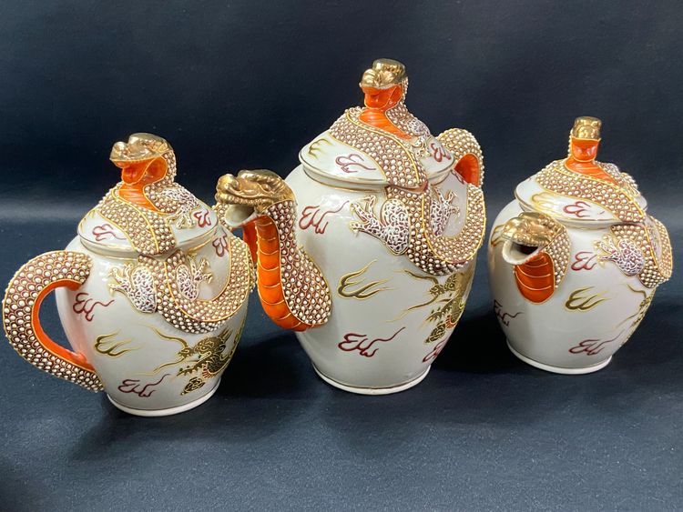 Servizio da tè in porcellana giapponese Satsuma con decorazione di draghi e geishe in litofane