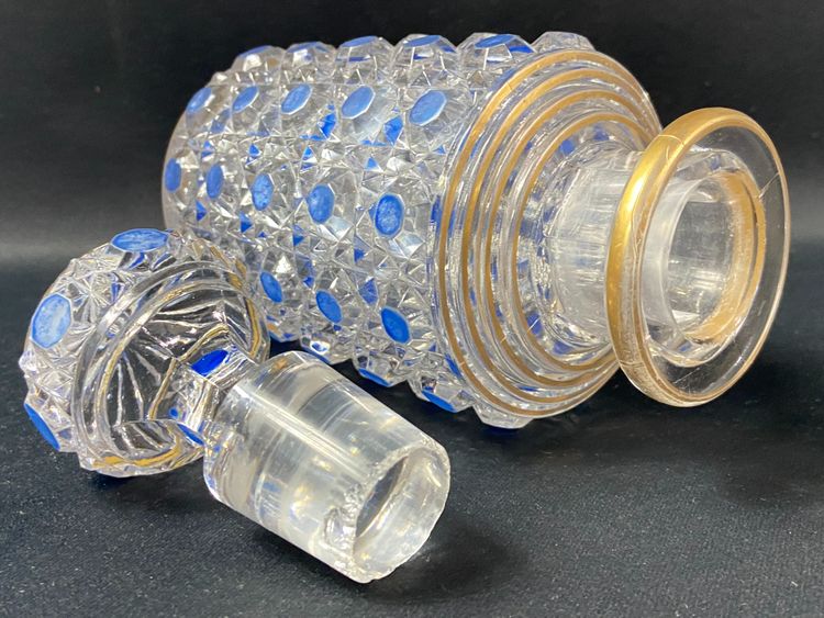 Bottiglia di profumo, fine XIX/inizio XX secolo, modello in cristallo BACCARAT, diamanti e pietre