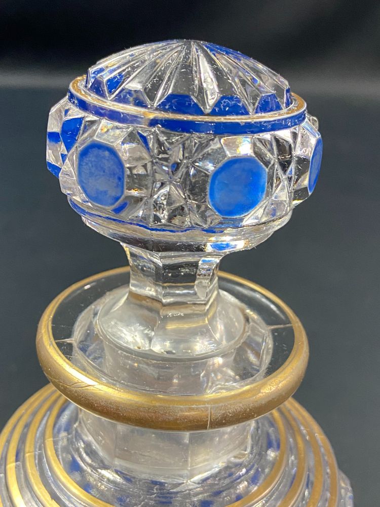 Bottiglia di profumo, fine XIX/inizio XX secolo, modello in cristallo BACCARAT, diamanti e pietre