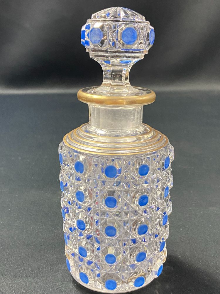 Bottiglia di profumo, fine XIX/inizio XX secolo, modello in cristallo BACCARAT, diamanti e pietre