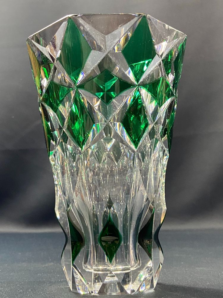 Vase en cristal taillé à décor lancéolé vert overlay signé SAINT LOUIS