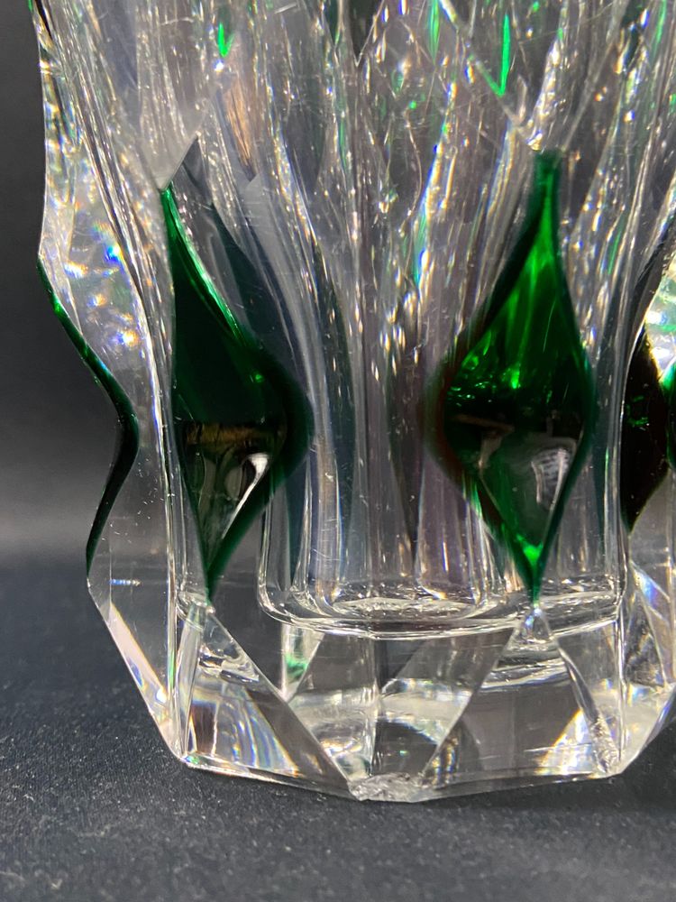 Vase en cristal taillé à décor lancéolé vert overlay signé SAINT LOUIS
